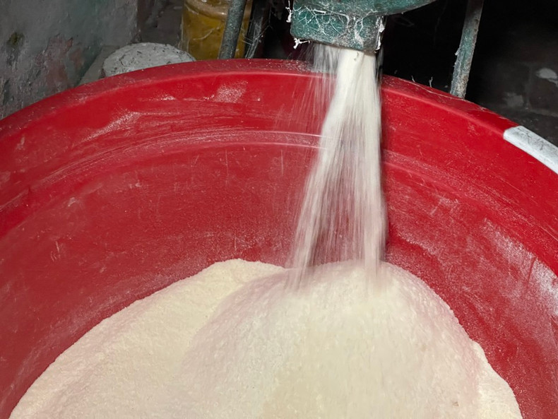 Le riz doit être bien lavé, égoutté et mélangé à de la poudre de curcuma pour lui donner une jolie couleur. Il est soigneusement moulu jusqu’à obtenir une consistance fine. Le riz doit être bien lavé, égoutté et mélangé à de la poudre de curcuma pour lui donner une jolie couleur. Il est soigneusement moulu jusqu’à obtenir une consistance fine.