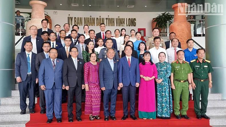 Les autorités de Vinh Long et de Banteay Meanchey ont affirmé leur détermination à approfondir les relations de bon voisinage, d’amitié traditionnelle et de coopération intégrale entre leurs provinces, ce qui contribuera à resserrer les liens spéciaux entre le Vietnam et le Cambodge, ainsi qu’entre les deux peuples. Photo : NDEL. Les autorités de Vinh Long et de Banteay Meanchey ont affirmé leur détermination à approfondir les relations de bon voisinage, d’amitié traditionnelle et de coopération intégrale entre leurs provinces, ce qui contribuera à resserrer les liens spéciaux entre le Vietnam et le Cambodge, ainsi qu’entre les deux peuples. Photo : NDEL.