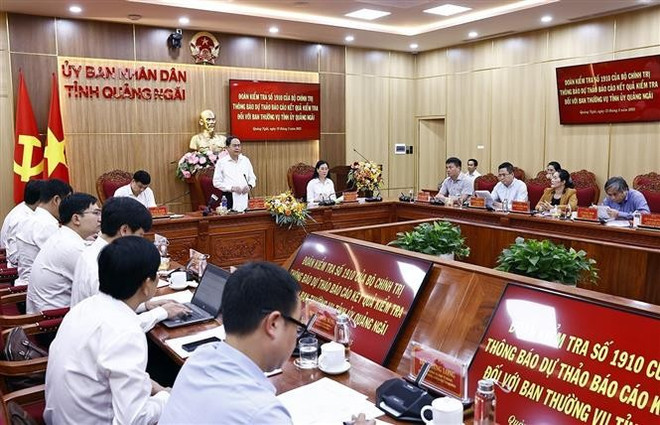 La réunion d'annonce du projet de Rapport sur les résultats d'inspection auprès de la Permanence du Comité provincial du Parti de Quang Ngai. Photo : VNA. La réunion d'annonce du projet de Rapport sur les résultats d'inspection auprès de la Permanence du Comité provincial du Parti de Quang Ngai. Photo : VNA.