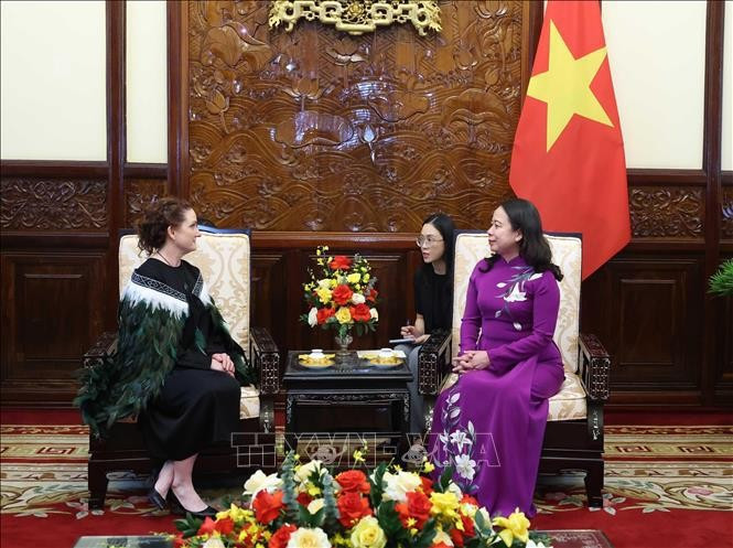 La Présidente par intérim Vo Thi Anh Xuân (droite) et l'ambassadrice de Nouvelle-Zélande, Caroline Rachel Beresford. Photo : VNA La Présidente par intérim Vo Thi Anh Xuân (droite) et l'ambassadrice de Nouvelle-Zélande, Caroline Rachel Beresford. Photo : VNA