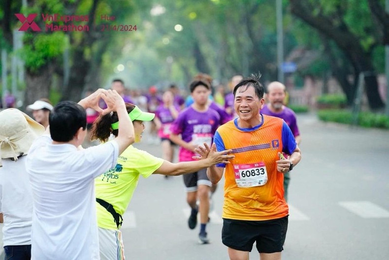 Tous les dons serviront à organiser des activités de soutien nutritionnel en faveur des enfants pauvres et handicapés dans les zones montagneuses et défavorisées, à construire des cuisines d'internat, à fournir des moyens de subsistance durables aux foyers pauvres, ou encore à organiser des examens médicaux et à fournir des médicaments gratuits aux personnes en situation difficile. Photo : vnexpress Tous les dons serviront à organiser des activités de soutien nutritionnel en faveur des enfants pauvres et handicapés dans les zones montagneuses et défavorisées, à construire des cuisines d'internat, à fournir des moyens de subsistance durables aux foyers pauvres, ou encore à organiser des examens médicaux et à fournir des médicaments gratuits aux personnes en situation difficile. Photo : vnexpress
