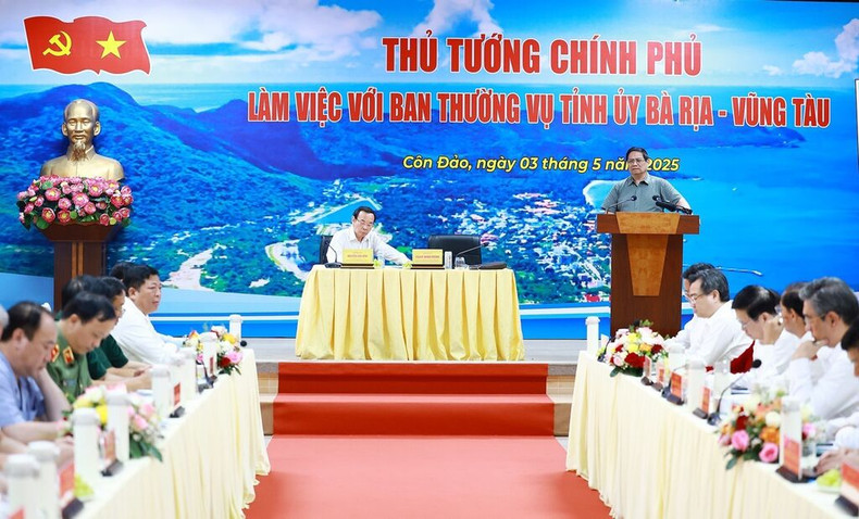 Le Premier ministre Pham Minh Chinh (debout) travaille avec la Permanence du Comité provincial du Parti de Bà Ria - Vung Tàu, le 3 mai dans son district insulaire de Côn Dao. Photo : VNA