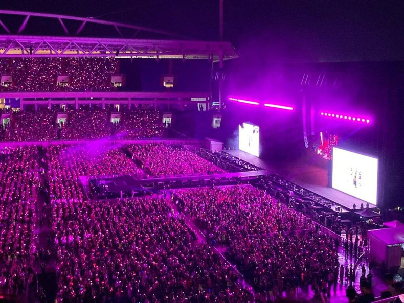 Le nombre de participants au concert du groupe BlackPink tenu les 29 et 30 juillet dernier au stade national de My Dinh est estimé à 70 000, dont 3 000 étrangers. Parmi les étrangers, ceux venus de Chine représentent la plus grande proportion, suivis de ceux en provenance du Canada, d’Australie, de Thaïlande, du Japon, de Malaisie, de République de Corée, de Singapour et des Philippines. Photo: baoquocte.vn. Le nombre de participants au concert du groupe BlackPink tenu les 29 et 30 juillet dernier au stade national de My Dinh est estimé à 70 000, dont 3 000 étrangers. Parmi les étrangers, ceux venus de Chine représentent la plus grande proportion, suivis de ceux en provenance du Canada, d’Australie, de Thaïlande, du Japon, de Malaisie, de République de Corée, de Singapour et des Philippines. Photo: baoquocte.vn.