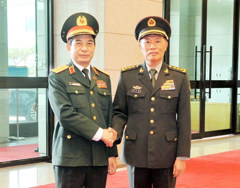 Le général d’armée vietnamienne Phan Van Giang (à gauche) et le général de corps d’armée chinoise He Weidong, le 28 octobre à Pékin, en Chine. Photo : VNA. Le général d’armée vietnamienne Phan Van Giang (à gauche) et le général de corps d’armée chinoise He Weidong, le 28 octobre à Pékin, en Chine. Photo : VNA.