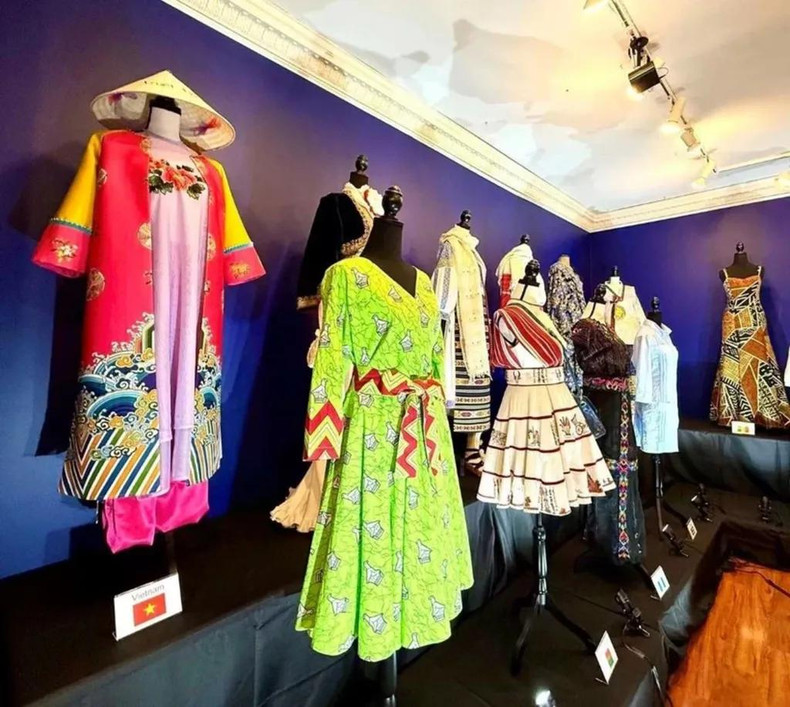 L’áo dài Nhât Binh (gauche) et des costumes d'autres pays lors de l'exposition à Washington. L’áo dài Nhât Binh (gauche) et des costumes d'autres pays lors de l'exposition à Washington.