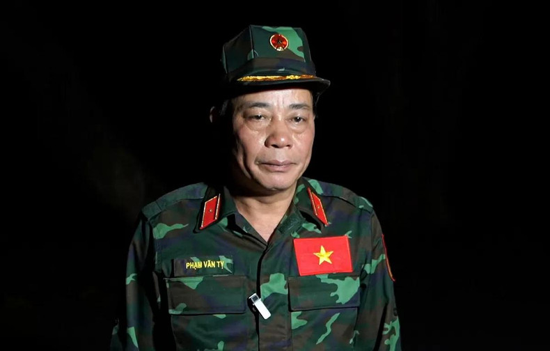 Le général de brigade Pham Van Ty a affirmé que les secouristes vietnamiens ne craignent ni les difficultés ni les épreuves, et qu’ils sont prêts à accepter et à accomplir toutes les tâches pour aider le Myanmar et son peuple. Photo : qdnd.vn Le général de brigade Pham Van Ty a affirmé que les secouristes vietnamiens ne craignent ni les difficultés ni les épreuves, et qu’ils sont prêts à accepter et à accomplir toutes les tâches pour aider le Myanmar et son peuple. Photo : qdnd.vn
