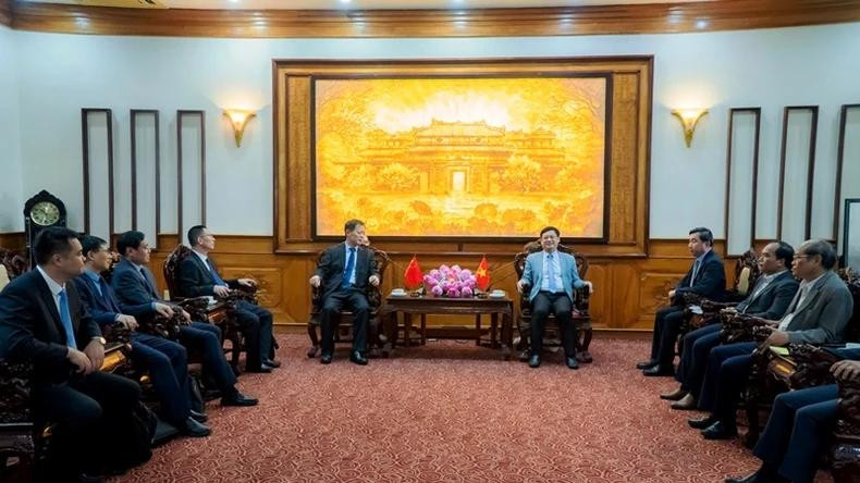 La visite de la délégation de la ville de Linyi, province du Shandong (Chine), dans la ville vietnamienne de Huê contribuera à rendre la coopération entre les deux villes plus efficace et plus substantielle dans les domaines prioritaires, dont l'économie, le commerce, la logistique, la culture et le tourisme. Photo : NDEL