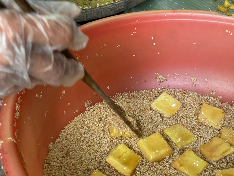 Les biscuits sont roulés dans des graines de sésame grillées parfumées. Les biscuits sont roulés dans des graines de sésame grillées parfumées.