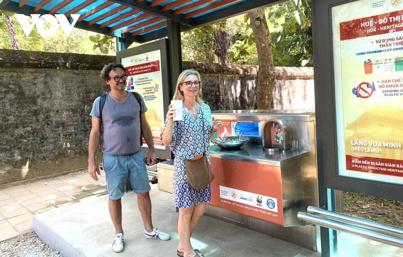 Des stations de remplissage d'eau potable sont installées partout à Hue, dans des rues, des zones résidentielles et des attractions touristiques. Photo: VOV.