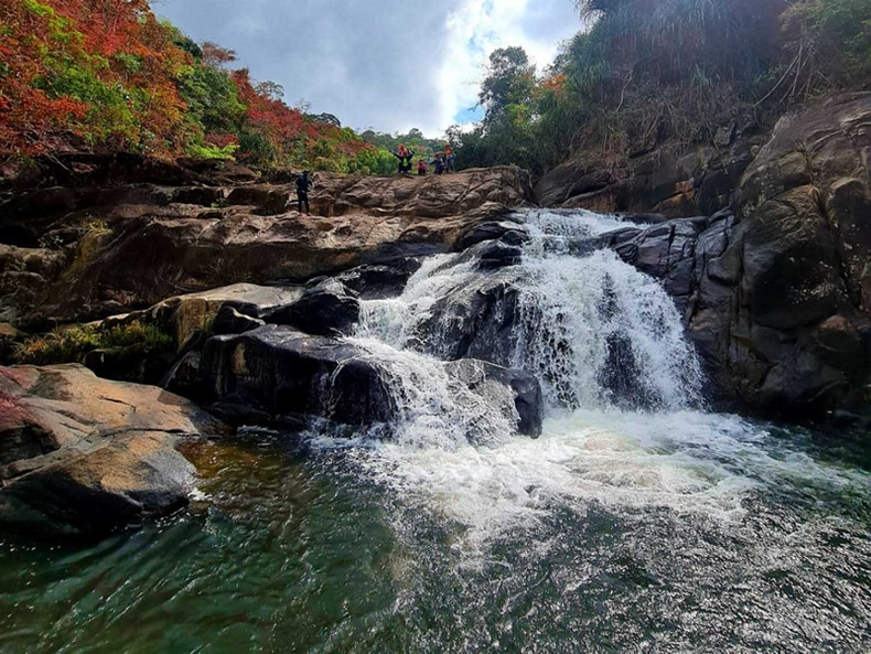 Pour profiter pleinement de la cascade Eatul, les visiteurs doivent tenir compte des conditions météorologiques. Pendant la saison des pluies, la quantité d’eau augmente, créant des paysages impressionnants mais pose également un risque de crues soudaines. Au contraire, la saison sèche a moins d'eau, mais le voyage sera plus pratique. Photo: Dinh Cong Luong. Pour profiter pleinement de la cascade Eatul, les visiteurs doivent tenir compte des conditions météorologiques. Pendant la saison des pluies, la quantité d’eau augmente, créant des paysages impressionnants mais pose également un risque de crues soudaines. Au contraire, la saison sèche a moins d'eau, mais le voyage sera plus pratique. Photo: Dinh Cong Luong.
