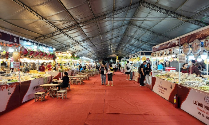 Les stand au festival de la sauce de poisson le soir du 23 octobre. Photo : Bich Phuong. Les stand au festival de la sauce de poisson le soir du 23 octobre. Photo : Bich Phuong.