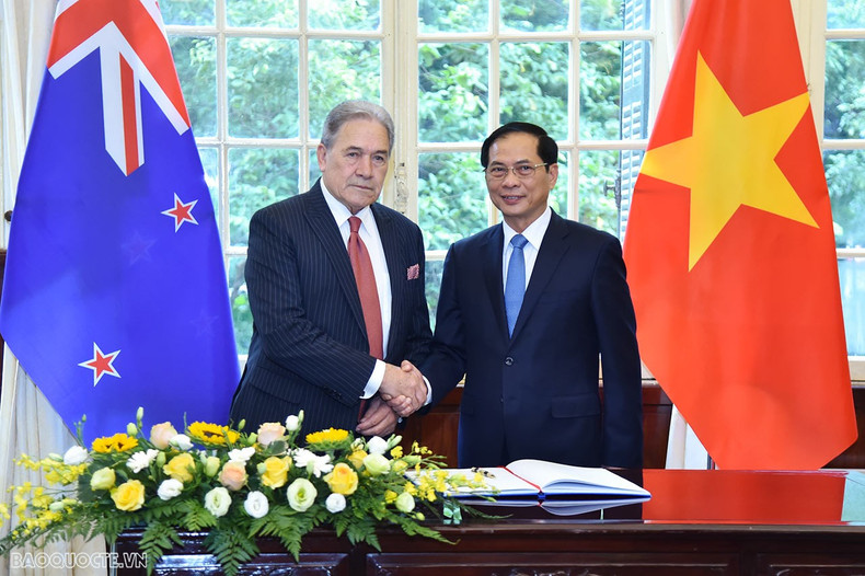Le ministre vietnamien des Affaires étrangères (AE), Bui Thanh Son (à droite), et le vice-Premier ministre et ministre néo-zélandais des AE, Winston Peters, ont coprésidé le 5 juin 2024, à Hanoï, la 2e réunion des ministres des AE entre le Vietnam et la Nouvelle-Zélande. Photo : baoquocte.vn Le ministre vietnamien des Affaires étrangères (AE), Bui Thanh Son (à droite), et le vice-Premier ministre et ministre néo-zélandais des AE, Winston Peters, ont coprésidé le 5 juin 2024, à Hanoï, la 2e réunion des ministres des AE entre le Vietnam et la Nouvelle-Zélande. Photo : baoquocte.vn