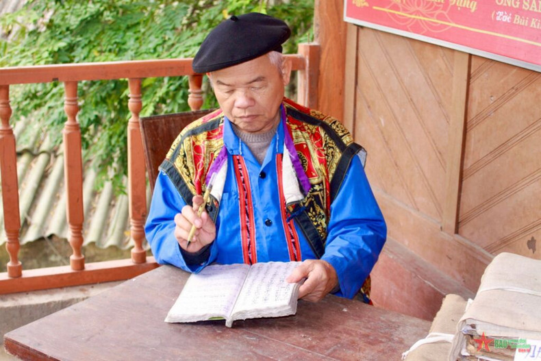 M. Dun a une collection de plus de 200 livres anciens vieux de plusieurs centaines d’années. Photo: CVN. M. Dun a une collection de plus de 200 livres anciens vieux de plusieurs centaines d’années. Photo: CVN.