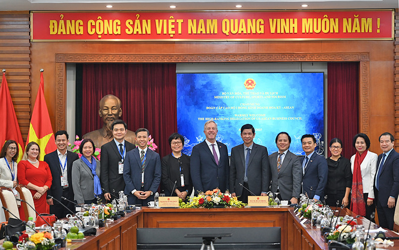 Les entreprises américaines, dont les membres du Conseil d’affaires États-Unis – ASEAN, sont prêtes à accompagner le Vietnam dans la réalisation de ses objectifs de croissance économique dans la nouvelle ère de développement. Photo : TITC. Les entreprises américaines, dont les membres du Conseil d’affaires États-Unis – ASEAN, sont prêtes à accompagner le Vietnam dans la réalisation de ses objectifs de croissance économique dans la nouvelle ère de développement. Photo : TITC.