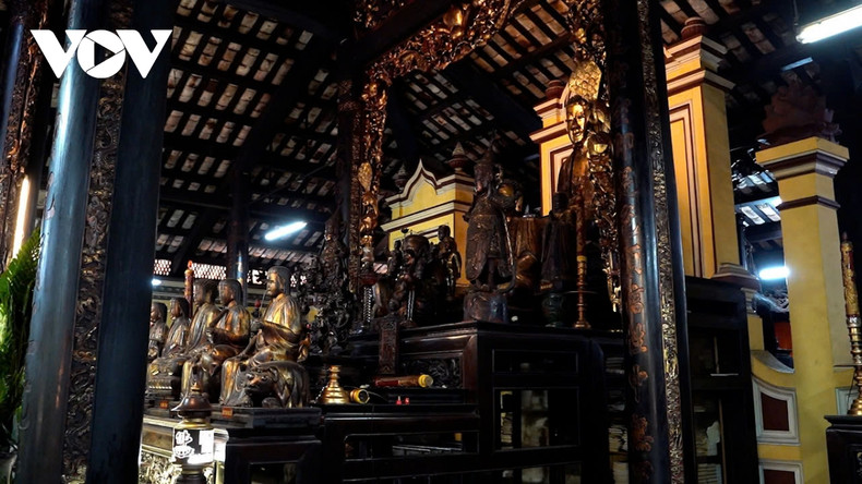 Sous le règne du vénérable Thich Vien Quang, en 1873, les moines et bronzes de la pagode Giac Lam se sont lancés dans les travaux d’imprimerie et de copie des textes bouddhiques, qui étaient gravés sur les tablettes de bois. Ils ont également traduit en « nôm » (écriture démotique vietnamienne) un certain nombre d’ouvrages bouddhistes. Photo : VOV. Sous le règne du vénérable Thich Vien Quang, en 1873, les moines et bronzes de la pagode Giac Lam se sont lancés dans les travaux d’imprimerie et de copie des textes bouddhiques, qui étaient gravés sur les tablettes de bois. Ils ont également traduit en « nôm » (écriture démotique vietnamienne) un certain nombre d’ouvrages bouddhistes. Photo : VOV.