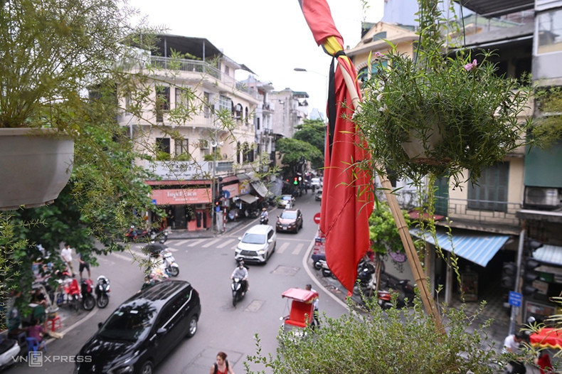 Un café de la rue Hang Can, dans le Vieux quartier, arbore un drapeau au 2ème étage. Un café de la rue Hang Can, dans le Vieux quartier, arbore un drapeau au 2ème étage.