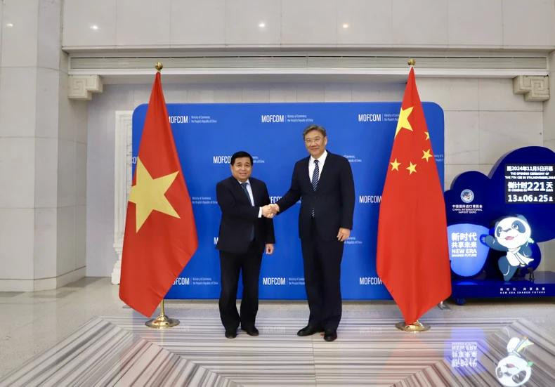 Le ministre vietnamien du Plan et de l'Investissement, Nguyên Chi Dung (à gauche), et le ministre chinois du Commerce, Wang Wentao. Photo: NDEL.