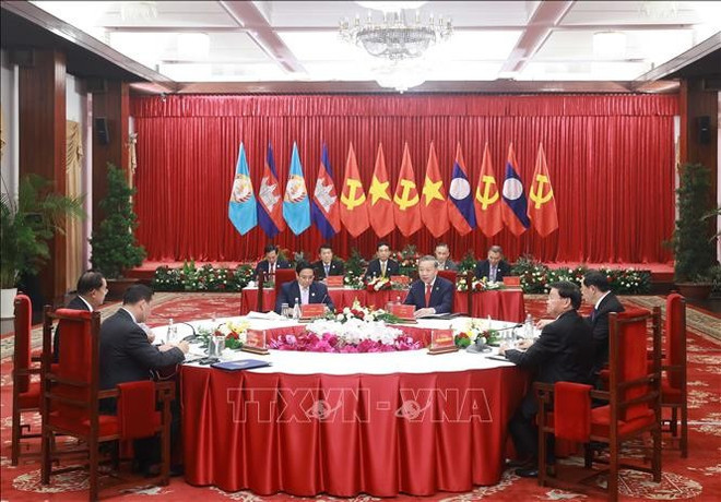 Vue de la réunion entre le secrétaire général du Parti communiste du Vietnam, Tô Lâm, le le secrétaire général du Parti populaire révolutionnaire lao et président lao Thongloun Sisoulith et le président du Parti du peuple cambodgien et président du Sénat du Cambodge, Samdech Techo Hun Sen, à Hô Chi Minh-Ville, le 22 février. Photo : VNA.