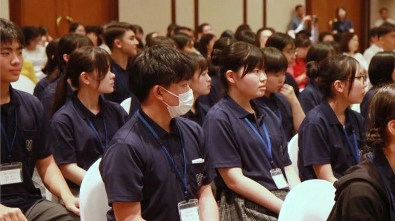 Cette année, le programme d'échange attire la participation d'une cinquantaine d’élèves venus de différents lycées de la préfecture japonaise de Fukuoka comme Hakata, Mika Tsutsumi, Nakamura Gakuen Sanyo, l’Université internationale de Kyusyu, Iiduka, ou encore la Nishi Nippon School Junior College. Photo: hanoi.edu.vn Cette année, le programme d'échange attire la participation d'une cinquantaine d’élèves venus de différents lycées de la préfecture japonaise de Fukuoka comme Hakata, Mika Tsutsumi, Nakamura Gakuen Sanyo, l’Université internationale de Kyusyu, Iiduka, ou encore la Nishi Nippon School Junior College. Photo: hanoi.edu.vn