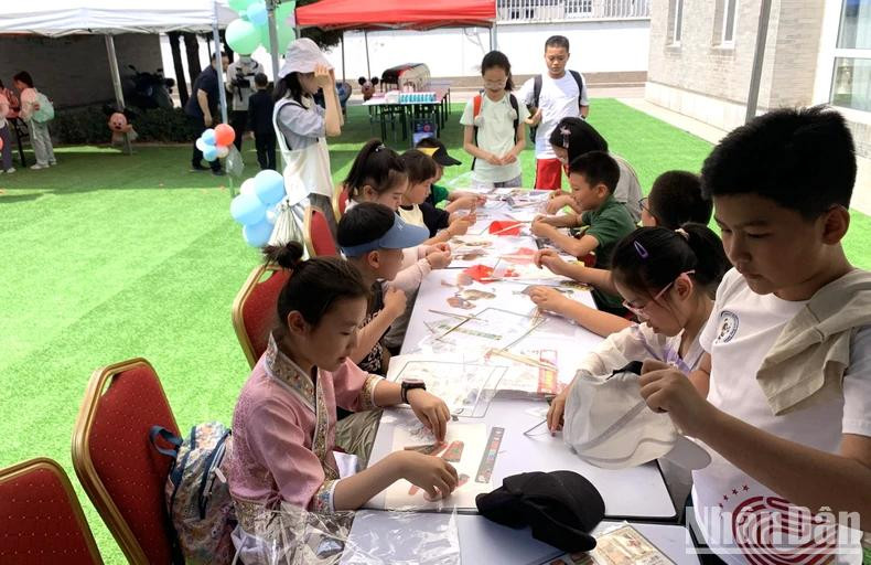 Le programme contribue à renforcer la connexion entre les enfants qui sont considérés comme des biens précieux pour tous les pays du monde. Photo: Huu Hung/NDEL. Le programme contribue à renforcer la connexion entre les enfants qui sont considérés comme des biens précieux pour tous les pays du monde. Photo: Huu Hung/NDEL.