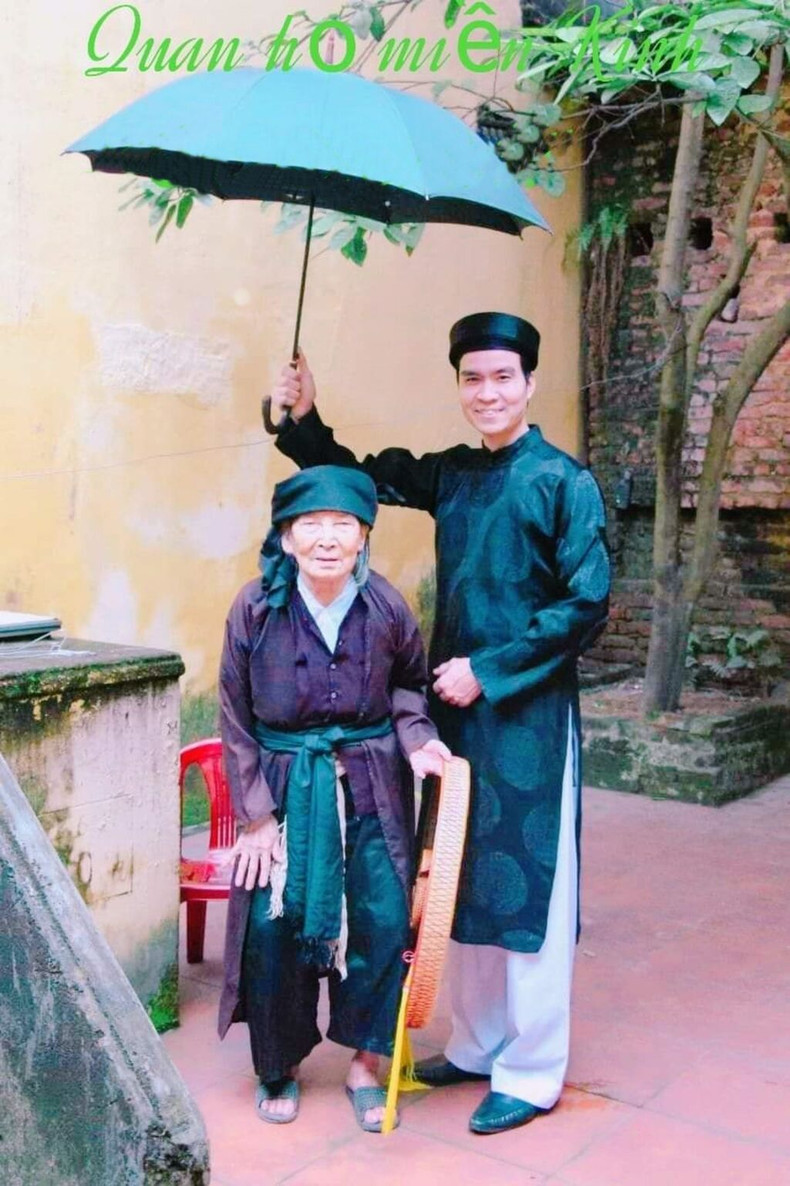 M. Thang et l’”Artisane du Peuple” Trân Thi Phung, 102 ans, une chanteuse de "quan ho" très célèbre à Bac Ninh. Photo : DĐT/CVN, M. Thang et l’”Artisane du Peuple” Trân Thi Phung, 102 ans, une chanteuse de "quan ho" très célèbre à Bac Ninh. Photo : DĐT/CVN,