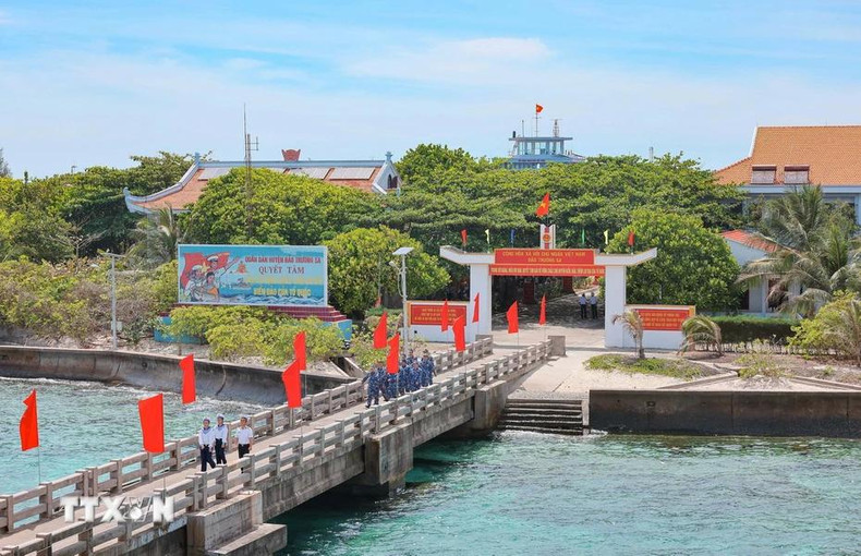 Aujourd'hui, la Grande île de Truong Sa est recouverte du vert de nombreux arbres, contribuant à réguler le climat. Aujourd'hui, la Grande île de Truong Sa est recouverte du vert de nombreux arbres, contribuant à réguler le climat.