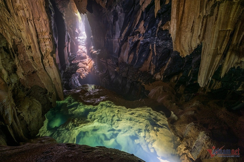 Une vue fascinante se dévoile lorsque l’on regarde depuis les rives du lac Lo Lung.