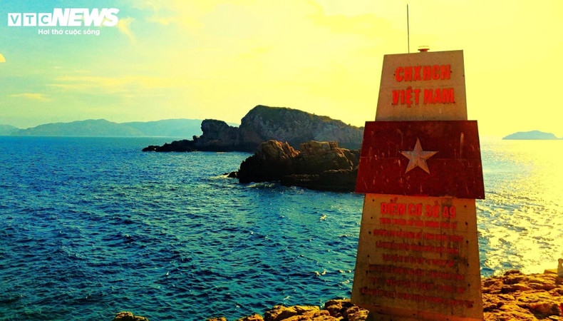 L’amer A9 se trouve à environ 140 km au sud de l’A8 au cap Dai Lanh (Phu Yen) et à environ 170 km au nord de l’A10 sur l'île de Ly Son (Quang Ngai). L’amer A9 se trouve à environ 140 km au sud de l’A8 au cap Dai Lanh (Phu Yen) et à environ 170 km au nord de l’A10 sur l'île de Ly Son (Quang Ngai).