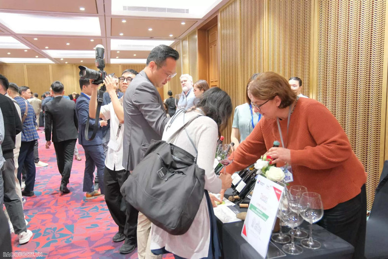 Le programme « Tastin’France 2025 » permet d’établir et de renforcer des partenariats commerciaux entre les producteurs de vin français et les acheteurs et distributeurs vietnamiens. Photo : baoquocte.vn