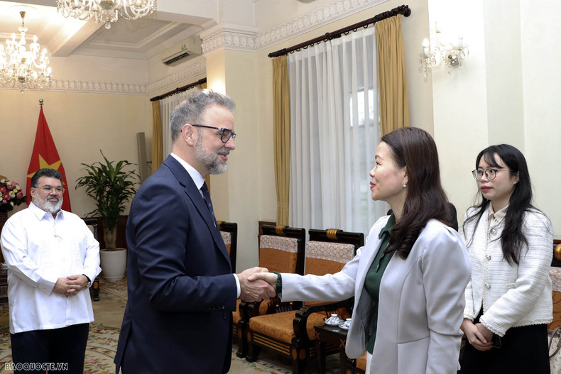 Le Vietnam souhaite coopérer étroitement avec la CNUCED dans la recherche et l’élaboration des politiques visant à promouvoir les ressources nécessaires au développement de l'économie verte et de l'économie numérique, ainsi qu’à attirer des investissements étrangers de haute qualité et à former des ressources humaines qualifiées. Photo : baoquocte.vn. Le Vietnam souhaite coopérer étroitement avec la CNUCED dans la recherche et l’élaboration des politiques visant à promouvoir les ressources nécessaires au développement de l'économie verte et de l'économie numérique, ainsi qu’à attirer des investissements étrangers de haute qualité et à former des ressources humaines qualifiées. Photo : baoquocte.vn.