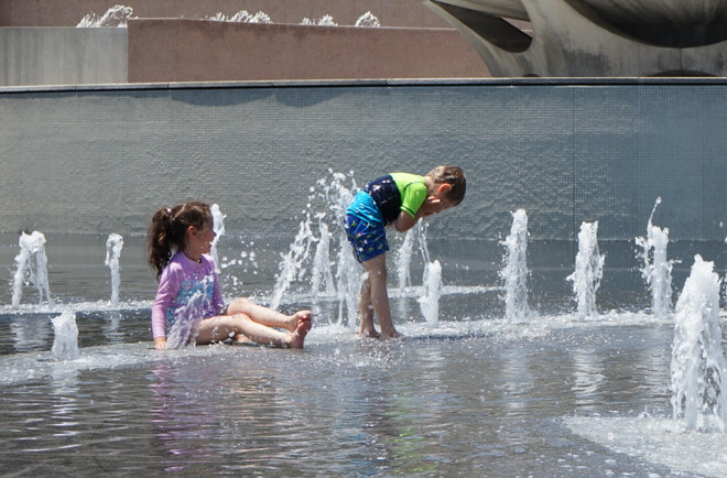 Des enfants se rafraîchissent à une fontaine en Californie, aux États-Unis. Xinhua/VNA.