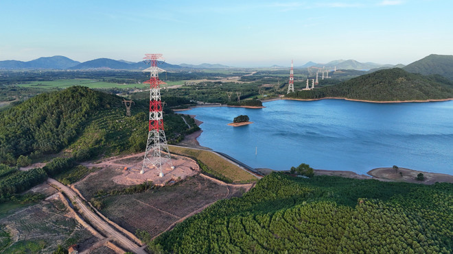 Les pylônes électriques 135 et 136 sont chargées de soutenir le fil traversant le lac de Thuong Tuy (district de Cam Xuyen, province de Ha Tinh, au Centre. Photo : VNA.