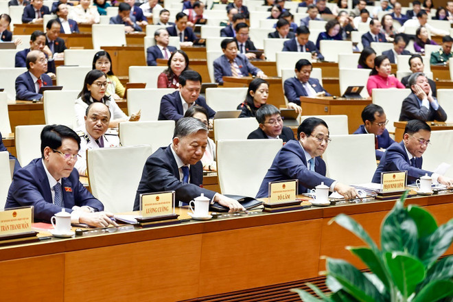 Le secrétaire général du CC du PCV, Tô Lâm, le président du Vietnam, Luong Cuong, le Premier ministre Pham Minh Chinh et les députés votent l&apos;approbation de la politique d&apos;investissement pour le projet d&apos;énergie nucléaire de Ninh Thuan. Photo : VNA.