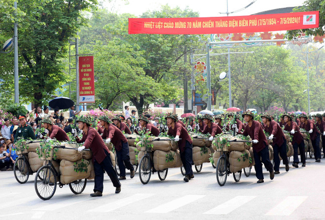 Défilé dans la ville de Dien Bien en l’honneur du 70e anniversaire de la Victoire de Diên Biên Phu. Photo : VNA.