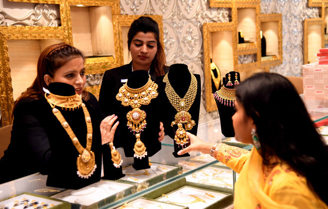Des gens achètent des bijoux en or dans un magasin à Bhopal, en Inde. Photo : Xinhua/VNA.