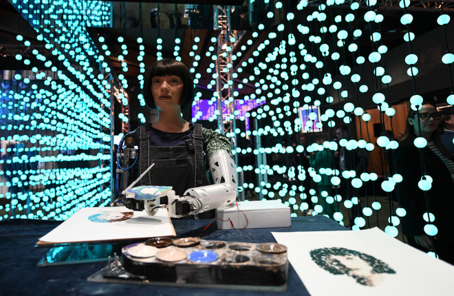 L&apos;artiste robot Ai-Da peint au Sommet mondial de l&apos;intelligence artificielle à Genève, en Suisse, le 30 mai 2024. Photo : Xinhua/VNA.