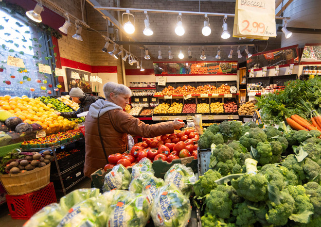 Des consommateurs font leurs courses dans un marché à Toronto, au Canada. Photo : Xinhua/VNA.