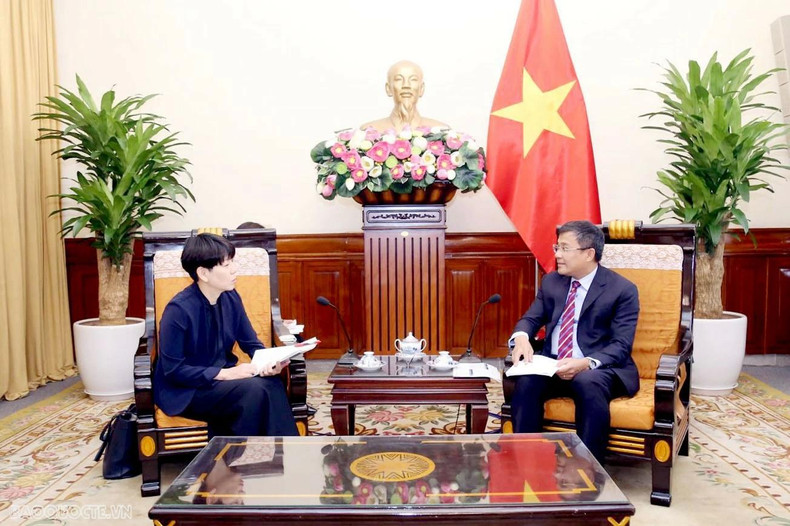 Le vice-ministre Nguyen Minh Vu a affirmé la détermination du gouvernement vietnamien à améliorer l’environnement d’investissement et à simplifier les procédures administratives dans le but de créer des conditions favorables aux investisseurs étrangers, dont les entreprises japonaises désireuses de s’implanter au Vietnam. Photo : baoquocte.vn Le vice-ministre Nguyen Minh Vu a affirmé la détermination du gouvernement vietnamien à améliorer l’environnement d’investissement et à simplifier les procédures administratives dans le but de créer des conditions favorables aux investisseurs étrangers, dont les entreprises japonaises désireuses de s’implanter au Vietnam. Photo : baoquocte.vn