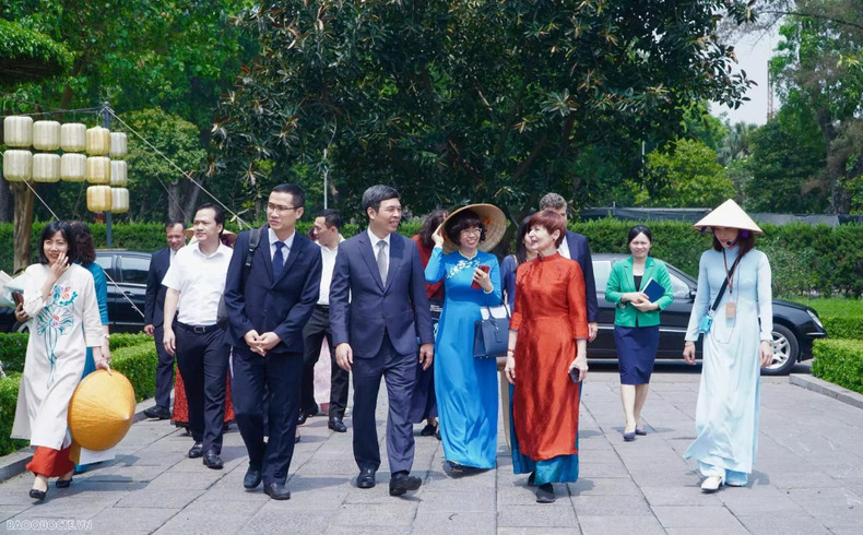 Il s’agit d’une bonne occasion pour la délégation de l’Assemblée générale de l’UNESCO de découvrir d’anciens sites imprégnés de l’identité culturelle vietnamienne. Photo : baoquocte.vn.