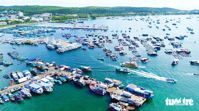 Le port du quartier d’An Thoi traite chaque année des centaines de tonnes de marchandises et de poissons. (Photo: Chi Công)