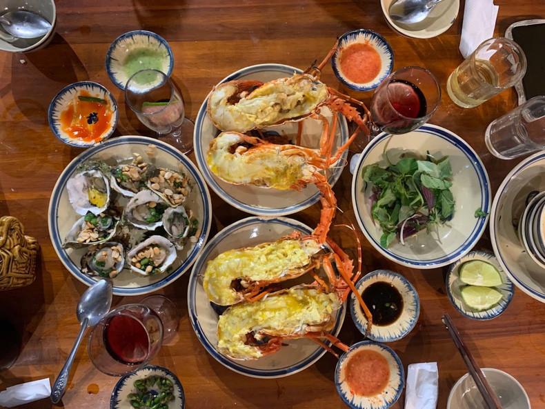 Plats de fruits de mer attrayants préparés par des habitants locaux. Photo : VNA.