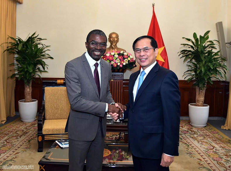 Le vice-Premier ministre et ministre vietnamien des Affaires étrangères, Bui Thanh Son, a demandé au Centre du patrimoine mondial de l'UNESCO de continuer à soutenir le Vietnam dans la préservation et la mise en valeur des sites du patrimoine mondial, avec l’accent mis sur le projet de restauration du palais Kinh Thien dans la cité impériale de Thang Long – Hanoï, ou encore le dossier de proposition d’inscription du complexe de monuments et de paysages Yen Tu – Vinh Nghiem – Con Son, Kiep Bac sur la liste du patrimoine mondial de l’humanité. Photo : baoquocte.vn Le vice-Premier ministre et ministre vietnamien des Affaires étrangères, Bui Thanh Son, a demandé au Centre du patrimoine mondial de l'UNESCO de continuer à soutenir le Vietnam dans la préservation et la mise en valeur des sites du patrimoine mondial, avec l’accent mis sur le projet de restauration du palais Kinh Thien dans la cité impériale de Thang Long – Hanoï, ou encore le dossier de proposition d’inscription du complexe de monuments et de paysages Yen Tu – Vinh Nghiem – Con Son, Kiep Bac sur la liste du patrimoine mondial de l’humanité. Photo : baoquocte.vn