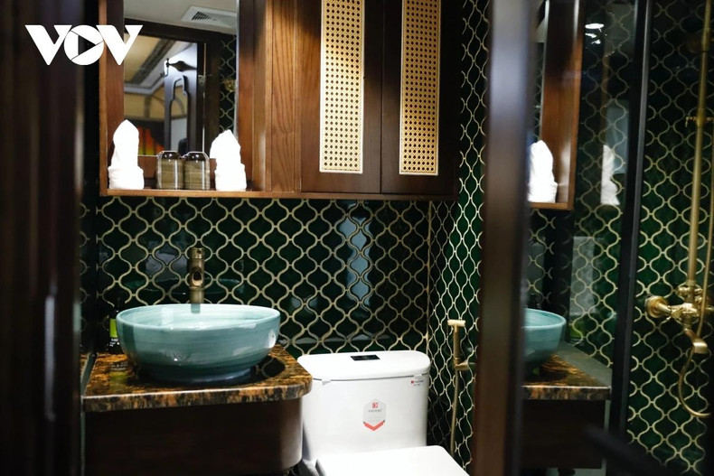 Chaque compartiment a sa propre salle de bain, avec des équipements sanitaires hauts de gamme, conçus de manière optimale pour le confort et l'intimité des passagers. Photo : VOV Chaque compartiment a sa propre salle de bain, avec des équipements sanitaires hauts de gamme, conçus de manière optimale pour le confort et l'intimité des passagers. Photo : VOV