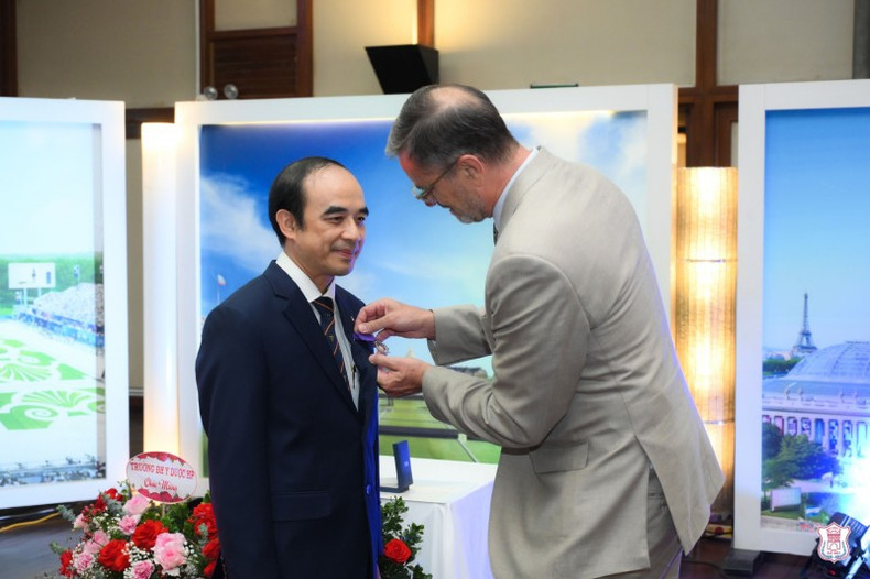 L'ambassadeur de France au Vietnam, Olivier Brochet (à droite), remet l’Ordre des Palmes académiques du gouvernement français au professeur Nguyên Huu Tu, recteur de l’Université de médecine de Hanoï, pour ses contributions exceptionnelles au développement de la coopération médicale entre le Vietnam et la France. Photo : Université de médecine de Hanoï