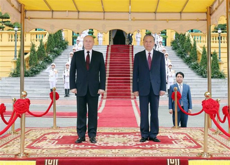 Le Président vietnamien Tô Lâm (à droite) et son homologue russe Vladimir Poutine lors de la cérémonie d'accueil officielle, le 20 juin à Hanoï. Photo : VNA.