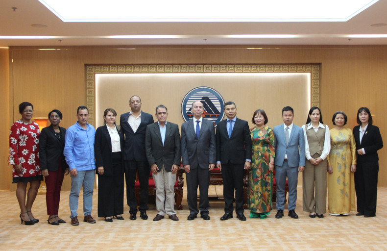 Le vice-président permanent du Comité populaire de la ville de Da Nang, Ho Ky Minh, s'engage à créer des conditions favorables aux entreprises cubaines désireuses de sonder les opportunités d’investissement et d’affaires à Da Nang. Photo : danang.gov.vn Le vice-président permanent du Comité populaire de la ville de Da Nang, Ho Ky Minh, s'engage à créer des conditions favorables aux entreprises cubaines désireuses de sonder les opportunités d’investissement et d’affaires à Da Nang. Photo : danang.gov.vn