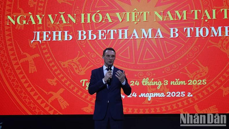 Selon le vice-gouverneur de l'oblast de Tioumen, Andrei Panteleev, la Journée culturelle vietnamienne à Tioumen est une bonne occasion pour les habitants de Tioumen de se renseigner sur la culture et les habitants du Vietnam, contribuant à la promotion de la coopération et des échanges culturels entre les deux pays et les deux peuples. Photo : NDEL Selon le vice-gouverneur de l'oblast de Tioumen, Andrei Panteleev, la Journée culturelle vietnamienne à Tioumen est une bonne occasion pour les habitants de Tioumen de se renseigner sur la culture et les habitants du Vietnam, contribuant à la promotion de la coopération et des échanges culturels entre les deux pays et les deux peuples. Photo : NDEL