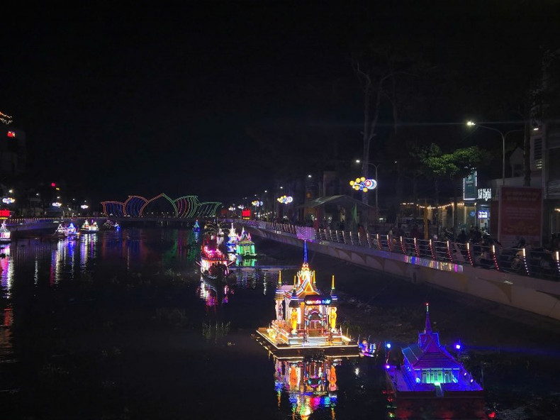Le programme vise à honorer la beauté culturelle traditionnelle des minorités ethniques de la province de Soc Trang, notamment à travers des activités culturelles et des festivals, répondant ainsi aux aspirations spirituelles et culturelles du peuple khmer de la région. Photo : thoidai.vn.