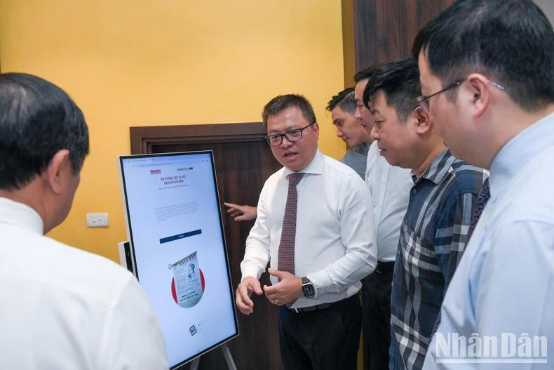 Selon Lê Quôc Minh, membre du Comité central du Parti communiste du Vietnam, rédacteur en chef du journal Nhân Dân, chef adjoint de la Commission de propagande et d’éducation du Parti et président de l’Association des journalistes du Vietnam, les publications physiques et numériques sont un produit spécial du journal Nhân Dân, destiné aux lecteurs vietnamiens ainsi qu’aux touristes étrangers. Les valeurs distinctes de ces publications résident dans les expériences technologiques et émotionnelles des lecteurs. Photo: NDEL. Selon Lê Quôc Minh, membre du Comité central du Parti communiste du Vietnam, rédacteur en chef du journal Nhân Dân, chef adjoint de la Commission de propagande et d’éducation du Parti et président de l’Association des journalistes du Vietnam, les publications physiques et numériques sont un produit spécial du journal Nhân Dân, destiné aux lecteurs vietnamiens ainsi qu’aux touristes étrangers. Les valeurs distinctes de ces publications résident dans les expériences technologiques et émotionnelles des lecteurs. Photo: NDEL.