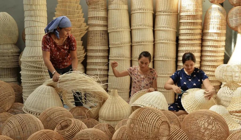 Le Vietnam compte plus de 1 000 villages de fabrication des produits en rotin et en bambou, représentant 24 % du nombre total de villages artisanaux. Photo : congthuong.vn. Le Vietnam compte plus de 1 000 villages de fabrication des produits en rotin et en bambou, représentant 24 % du nombre total de villages artisanaux. Photo : congthuong.vn.